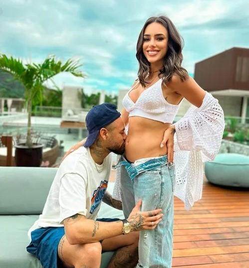 世界赛官网-亲吻女友肚子 内马尔官宣将第二次做爸爸！