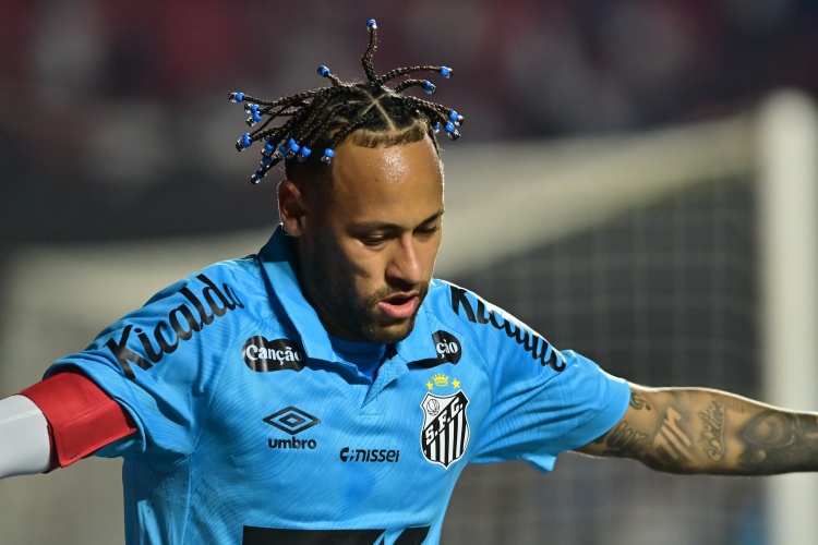 因伤缺席巴西队，内马尔享受周末与好友打板式网球