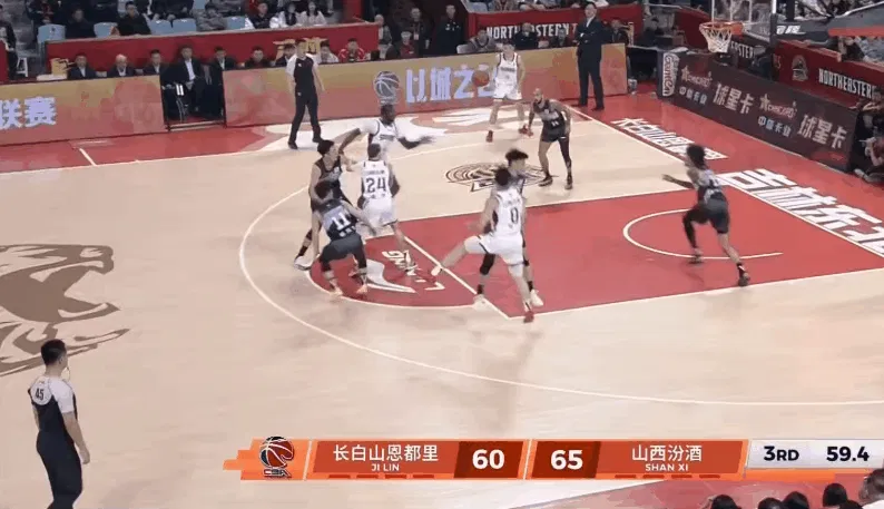 英雄联盟全球总决赛-姜伟泽后场抢断后极速前插，空位果断出手命中3分