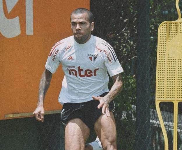 世界赛官网-阿尔维斯后悔拒绝瓜帅曼城 他可能无缘今年美洲杯